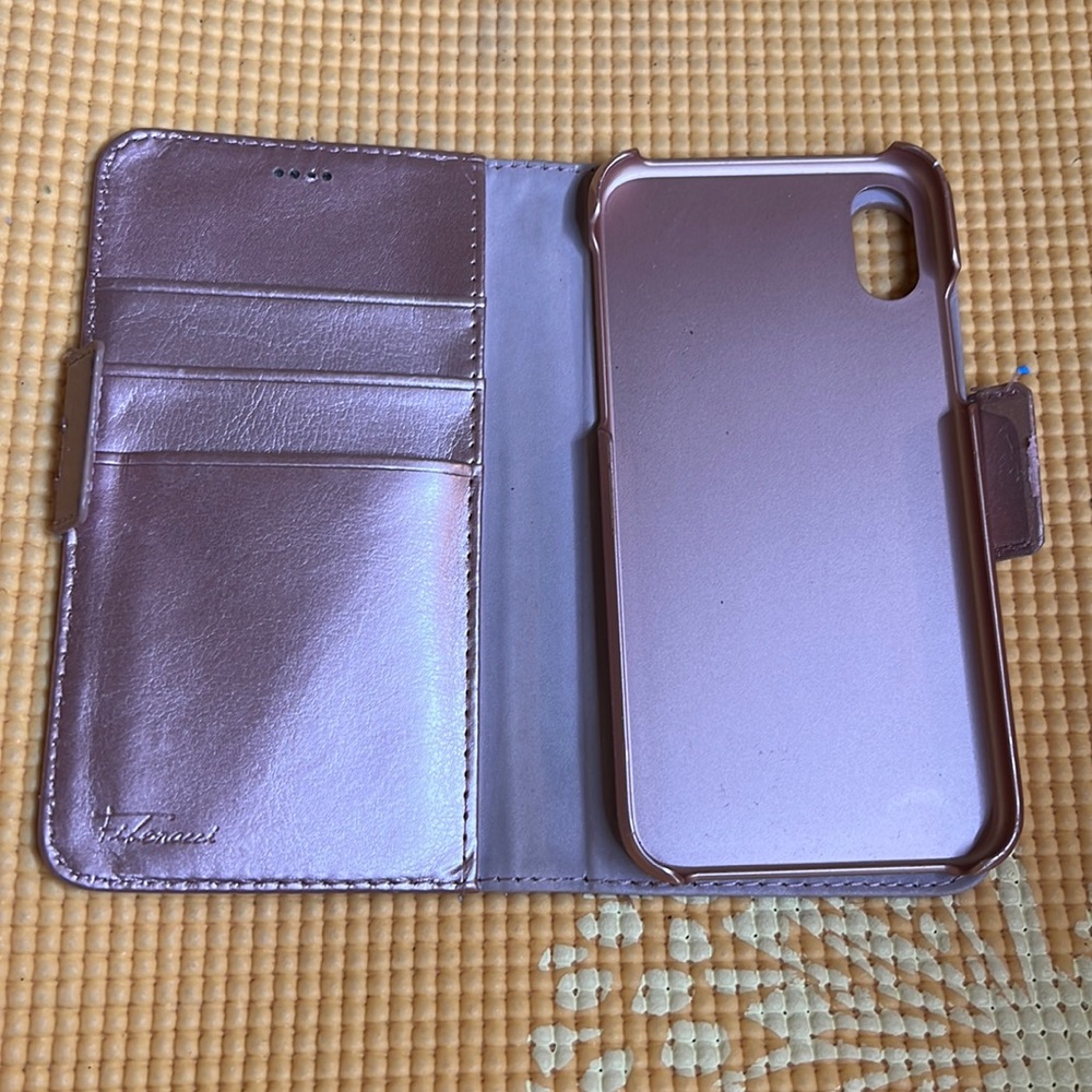 Very soft leather dream iPhone XS case and holds credit cards as well. Lght pink